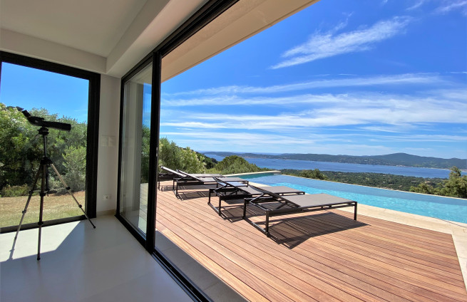 terrasse-deck-lounge-piscine-debordement-villa-beauvallon