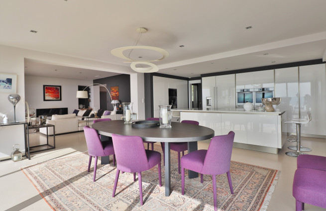 espace-repas-villa-contemporaine-ouvert-cuisine-haut-de-gamme-beauvallon-bartole