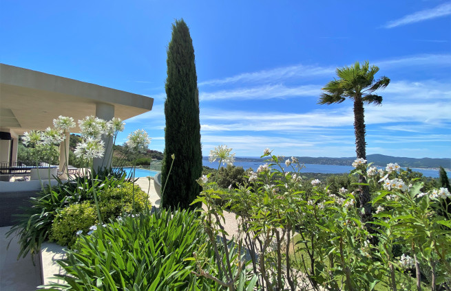 vue-mer-depuis-Chambre-maitre-villa-beauvallon-bartole