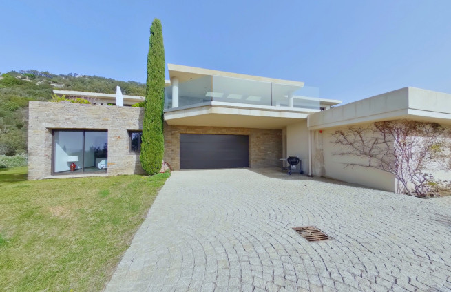 cour-pavée-garage-double-villa-à-vendre-beauvallon-bartole