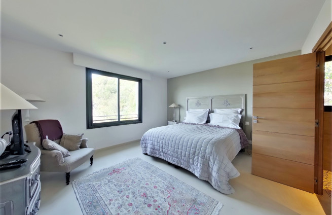 6-En-suite bedrooms-villa-prestige-beauvallon-bartole