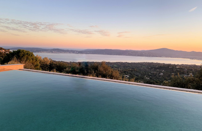 vue-panoramique-mer-piscine-debordement-villa-luxe-saint-tropez