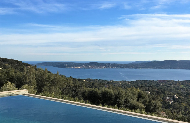 Panoramic sea-view villa for sale in the Beauvallon Bartole estate