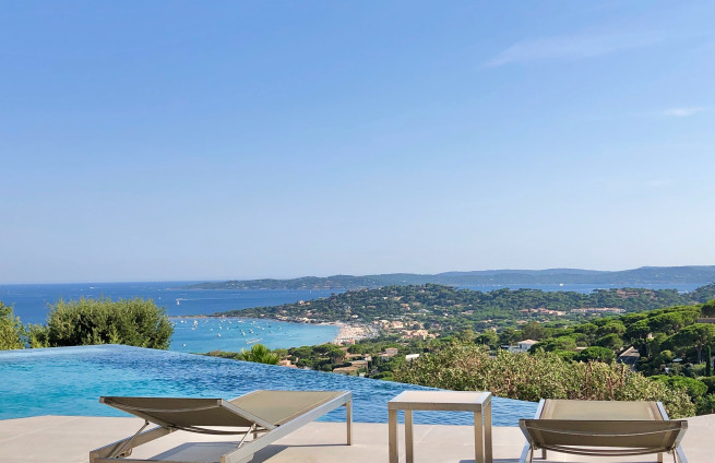 panoramisch-zee-vanuit-het-infinity-zwembad-villa-Sainte-Maxime