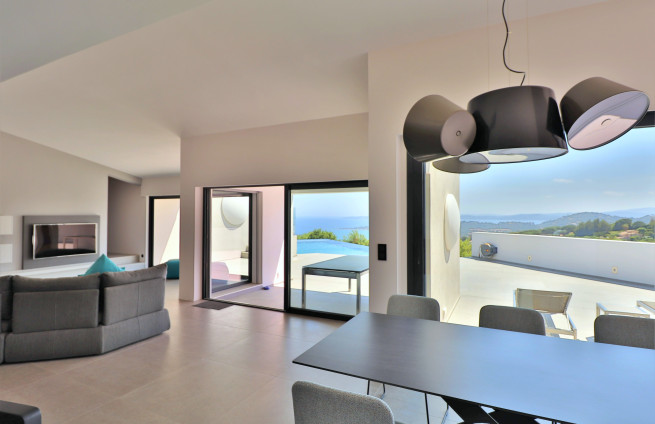 salon-salle-à-manger-villa-contemporaine-vue-mer-sainte-maxime