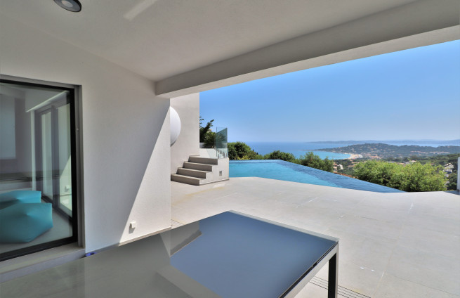 covered terrace with sea view - villa for sale - La Nartelle