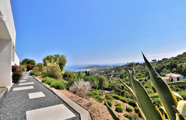 vue-mer-panoramique-jardin-villa-la-nartelle