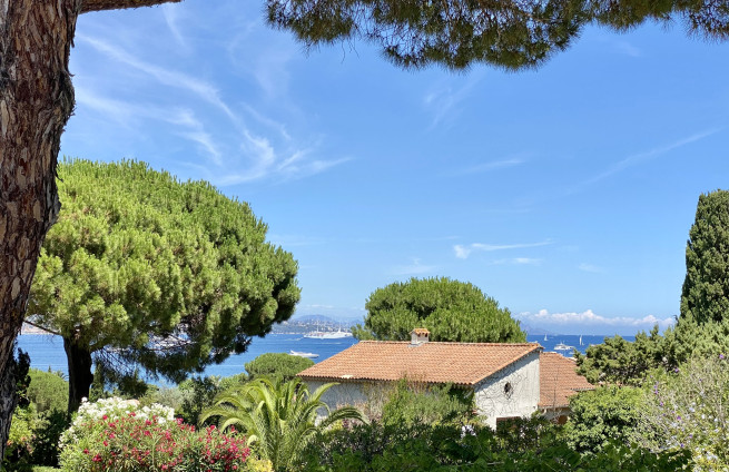 vue-depuis-terrasse-chambre-étage-villa-gassin