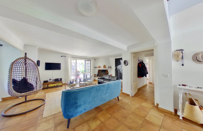 Salon-avec-cheminée-terrasse-couverte-villa-gassin