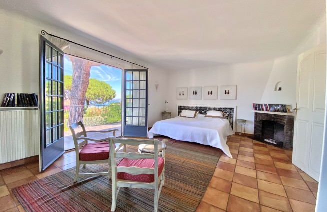 hoofdslaapkamer-terras-zeezicht-villa-gassin