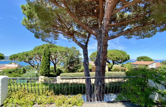terrace-master-bedroom-sea-view-gulf-saint-tropez