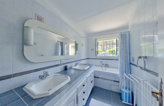 bathroom-guest-room-villa-gassin