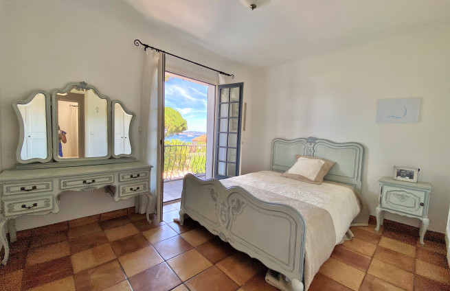 room-sea-view-balcony-villa-gassin
