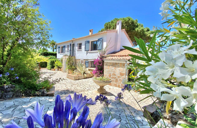 Sea view villa close to the beach for sale in Sinopolis