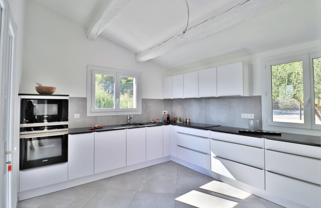 Fully equipped kitchen villa with sea view for sale in Sainte-Maxime