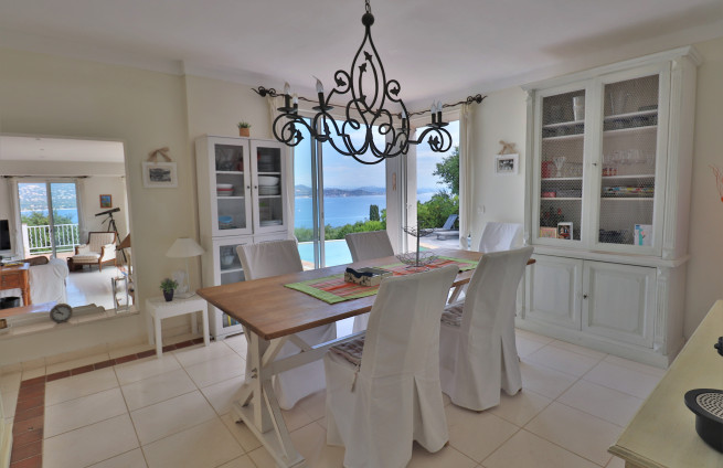 dining room with sea view and swimming pool - villa Gassin