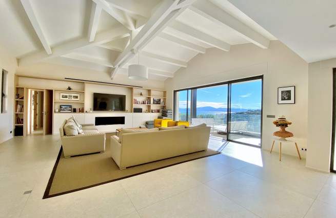 woonkamer met open haard - onroerend goed - Sainte-Maxime - moderne villa