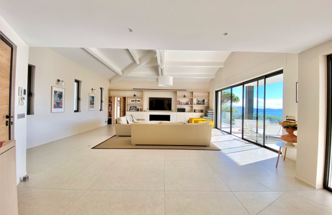 Living room with fireplace, cozy atmosphere, contemporary villa with sea view, for sale in Sainte-Maxime