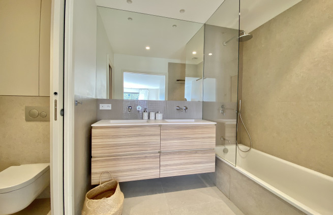 modern-design-bathroom-villa-semaphore