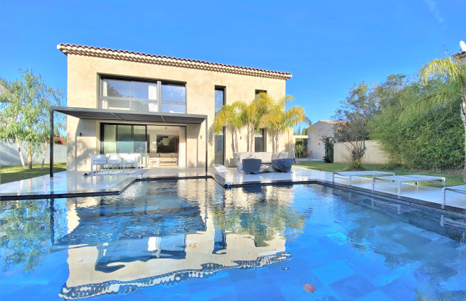 Luxury villa for sale in Saint-Tropez, residential area