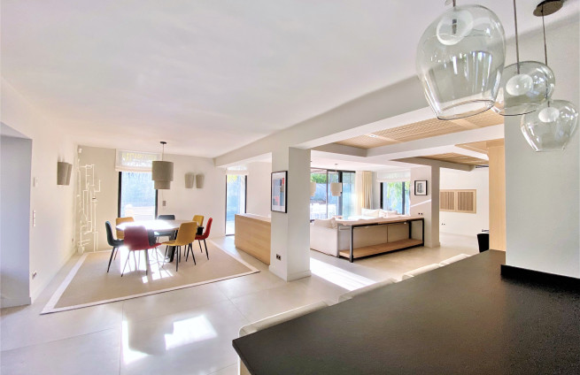 luxury villa Saint-Tropez - elegant and welcoming living room