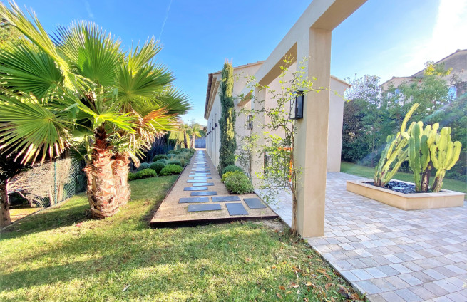 Architectonisch perspectief van een villa met aanbouw te koop in het centrum van Saint-Tropez