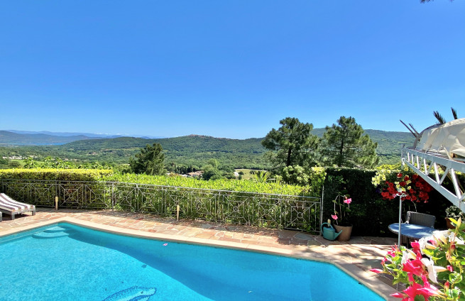 neo-Provençal villa with pool and sea view in the Var