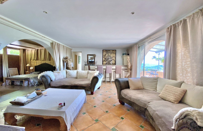 Lichte woonkamer met open haard in een neoprovençaalse villa te koop in La Croix-Valmer.