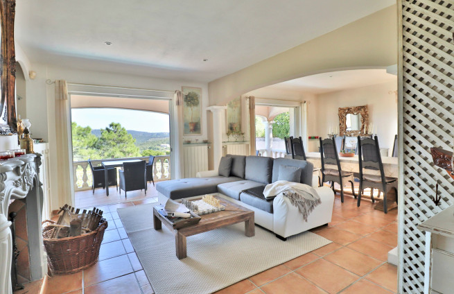 second-salon-terrasse-cheminée-villa-provencale-la-croix-valmer