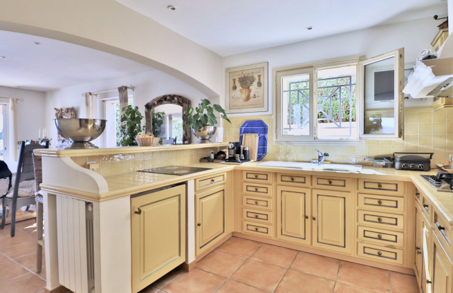 cuisine-equipee-cellier-villa-haut-de-gamme-var