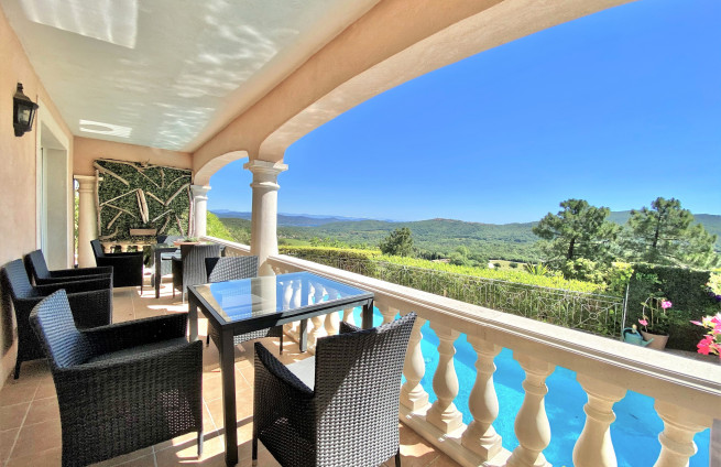 terrasse-couverte-vue-mer-piscine-collines-la-croix-valmer