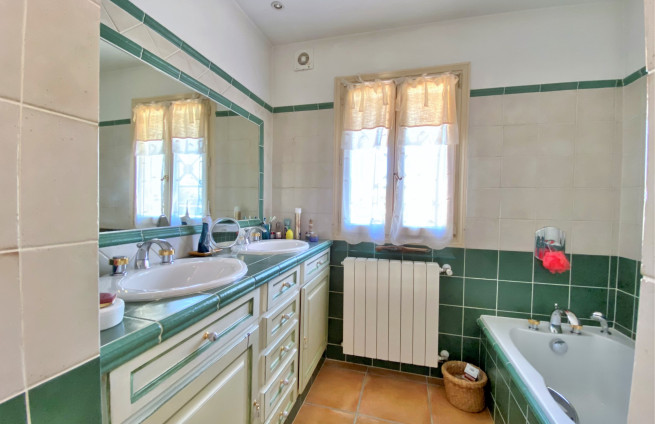 salle-de-bains-baignoire-douche-villa-croix-valmer