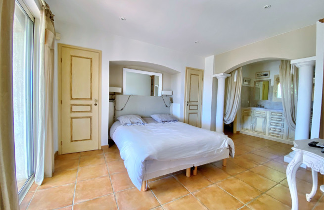 chambre-parentale-solarium-vue-mer-cote-azur