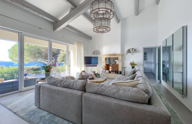 Woonkamer met zeezicht en open haard - villa in La Croix Valmer