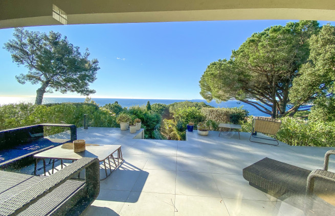 overdekte-terras-buiten-woonkamer-zomer-villa-la-croix-valmer