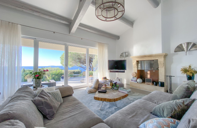 bright living room with bay windows and panoramic sea view in La Croix-Valmer