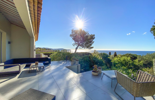 Terras bij zonsondergang aan Cap Lardier