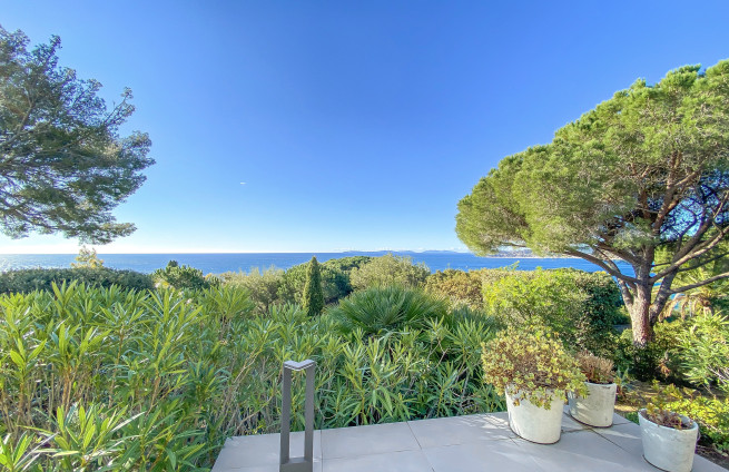 terras-zeezicht-180-graden-la-croix-valmer