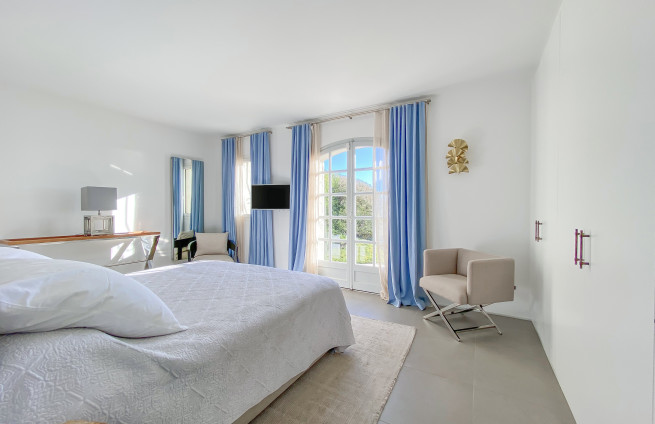 en suite bedroom with shower room and dressing room - villa La Croix Valmer