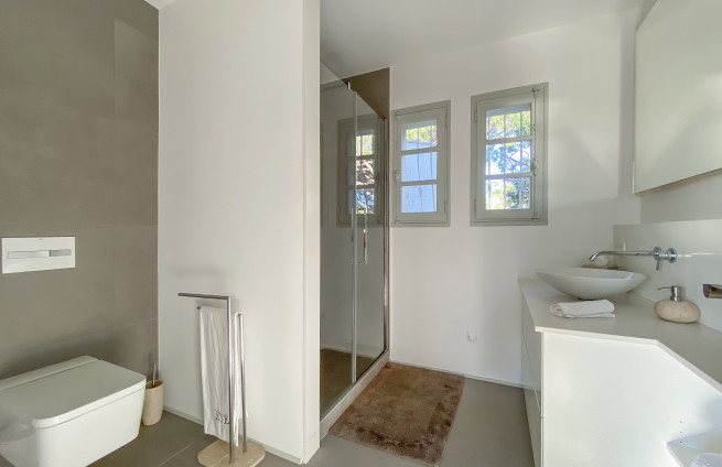 salle-deau-moderne-carrelage-naturel-villa-la-croix-valmer