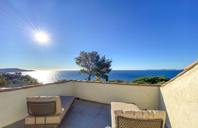 Tropezian terrace with breathtaking view of Cap Lardier
