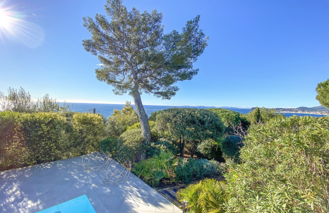 luxury villa with swimming pool and sea view for sale near the beach in Gigaro