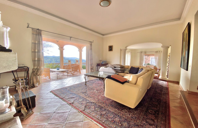 Salon-sejour-cheminée-ouverture-terrasse-la-croix-valmer