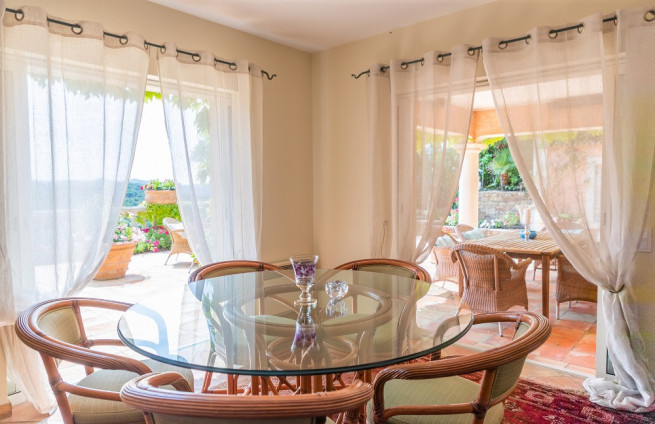 Eetkamer met toegang tot een terras, woning in La Croix-Valmer