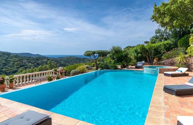 Infinity pool, jacuzzi, sea view, property in La Croix-Valmer