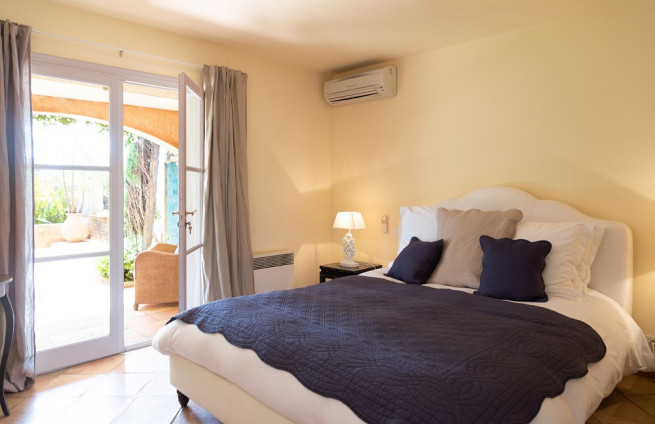 Slaapkamersuite met badkamer en uitzicht op de tuin - villa in La Croix-Valmer
