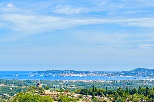 Moderne villa met panoramisch zeezicht te koop in Grimaud