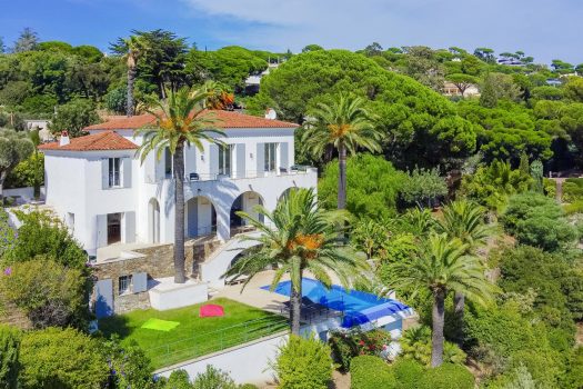 Villa met panoramisch zeezicht te koop op wandelafstand van het stadscentrum