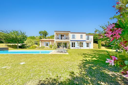 Prachtige villa op een groot en vlak perceel te koop in Grimaud